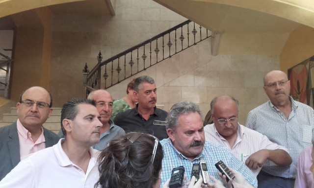 Carrión comparece ante los medios de comunicación tras la reunión con Ródenas