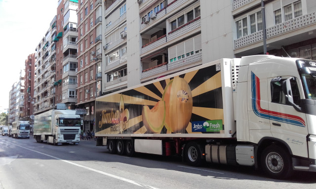 Camiones frigoríficos de regreso por avd Constitución tras fin jornada reivindicativa