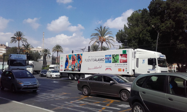 Camiones frigoríficos de regreso por plaza Circular tras jornada reivindicativa