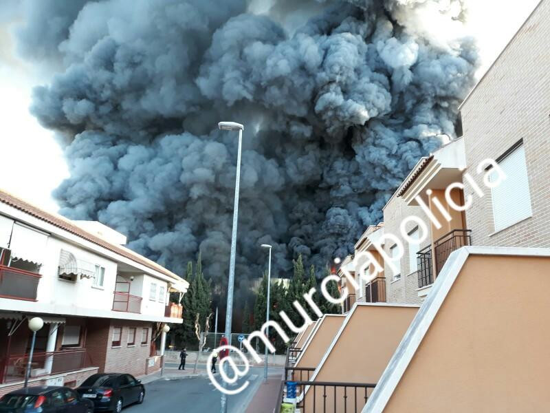 Incendio Antigua Fu00e1brica Zumos Rostoy en Casillas (TT Policu00eda Local de Murcia)