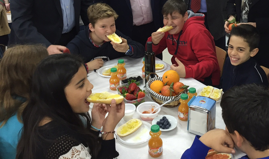 Desayuno Escolares Aceite y Fruta (Foto Junta de Andalucu00eda)