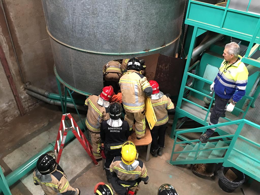 Rescate trabajador bomberos silo almendras (Foto Bomberos de Murcia)