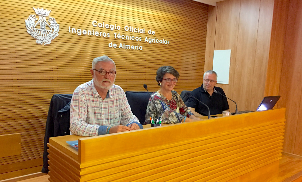 Josu00e9 Vicente Simu00f3n (OCA La Mojonera), Maria Teresa Garcu00eda (Pta COITAAL) y Adolfo Chavernas (Jefe de Servicio Deleg Territ de Agricult).