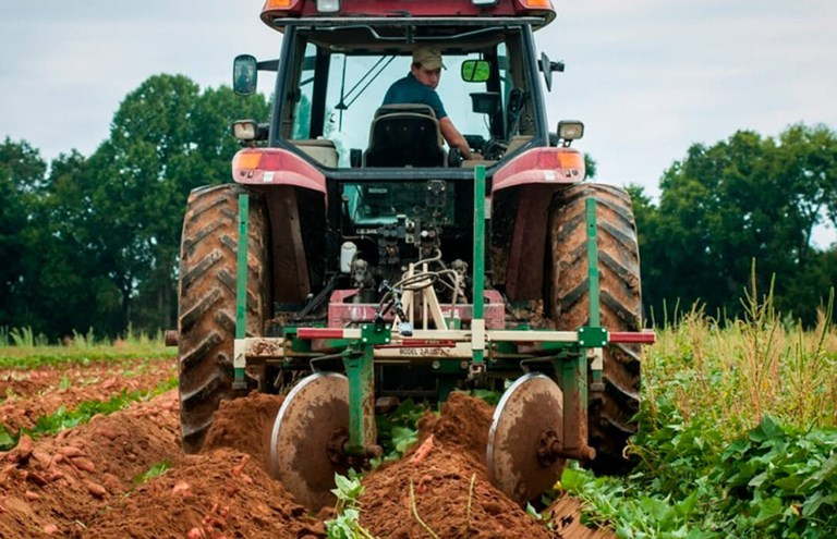 Tractor labrando (Foto Unión de Uniones web)