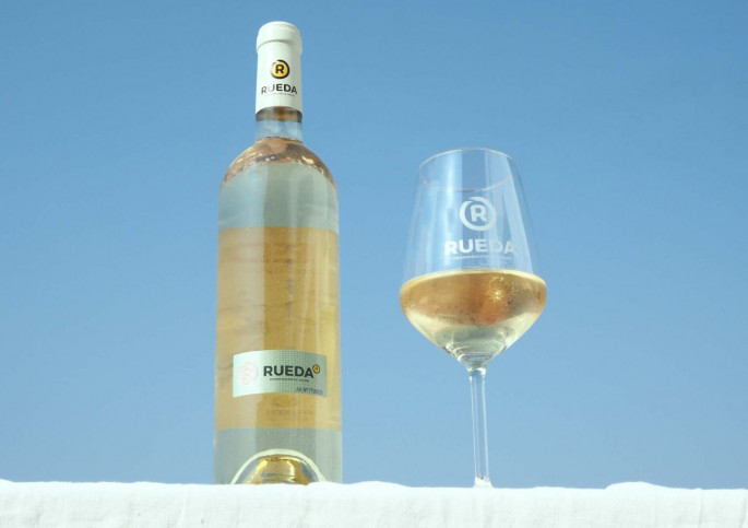 Vino y copa DOP Rueda (Foto DOP Rueda webpressmedia)
