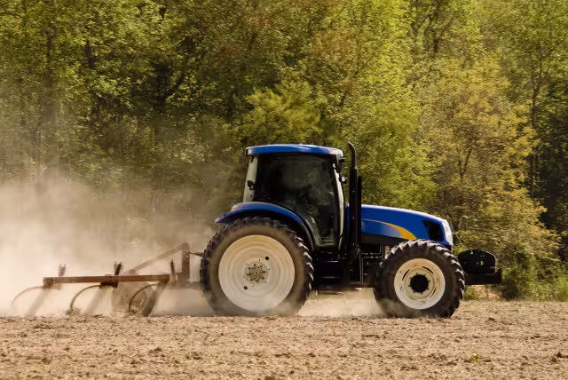 Tractor arando (Foto Mapama)