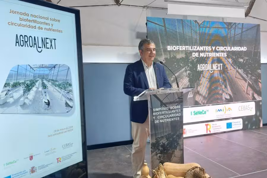 El consejero de Investigaci&oacute;n, Juan Mar&iacute;a V&aacute;zquez, durante una de las jornadas de exposici&oacute;n del proyecto Agroalnext celebradas en la Regi&oacute;n de Murcia (Foto CARM) Archivo