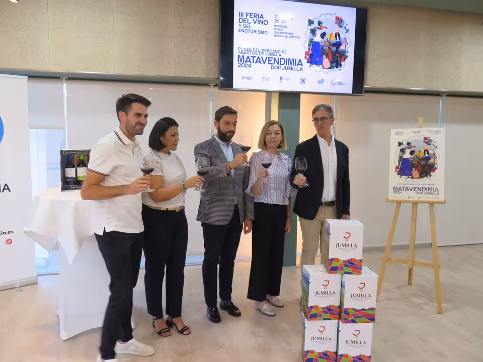 El director del Instituto de Turismo, Juan Francisco Mart&iacute;nez, y la alcaldesa de Jumilla, Seve Gonz&aacute;lez (2d), en la presentaci&oacute;n de Matavendimia (Foto CARM)