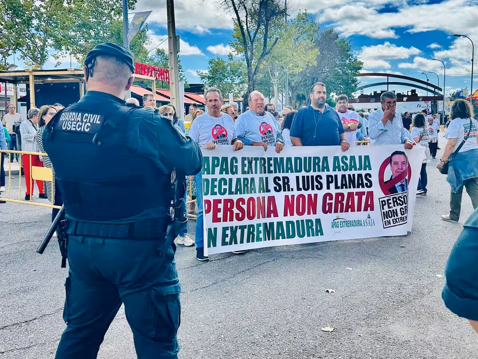 Protesta de Agricultures ante la Feria de Ganado de Zafra (Foto APAG Extremadura Asaja)