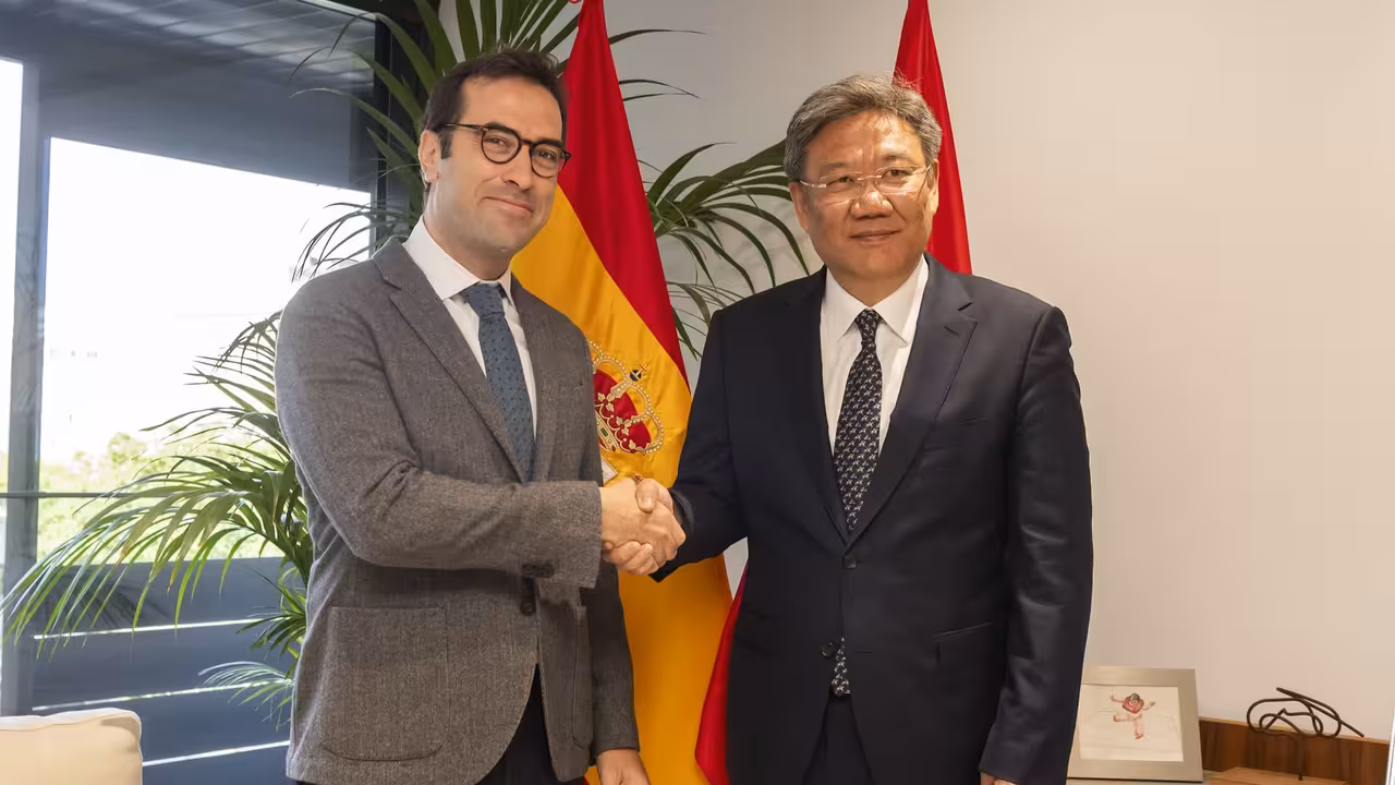 Carlos Cuerpo y el ministro chino de Comercio Wang Wentao (Foto Ministerio de Econom&iacute;a) Archivo
