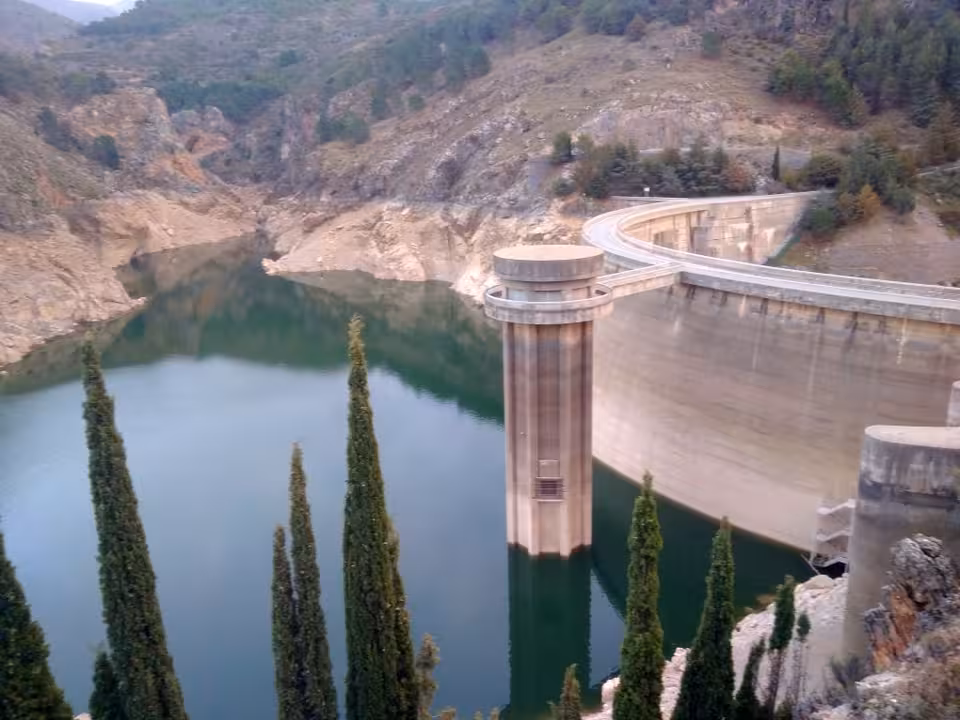 Cerrada del Embalse de Qu&eacute;ntar (Foto Miteco)