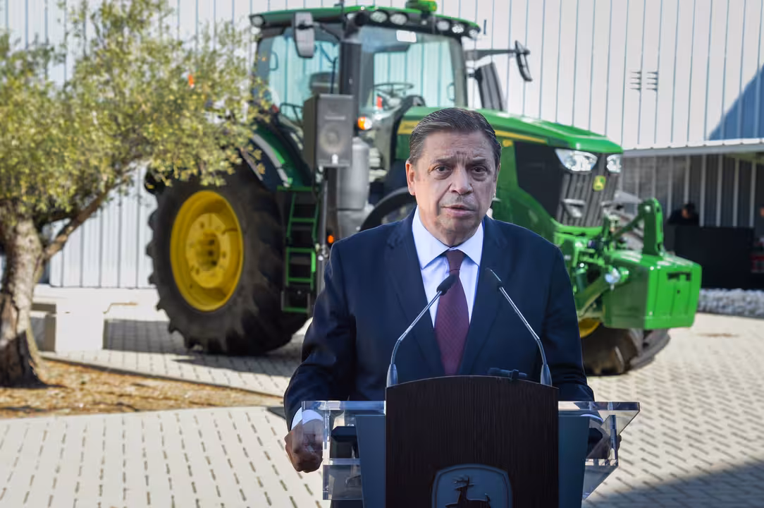 Planas visita el centro de innovaci&oacute;n de John Deere en Parla (Foto MAPA)