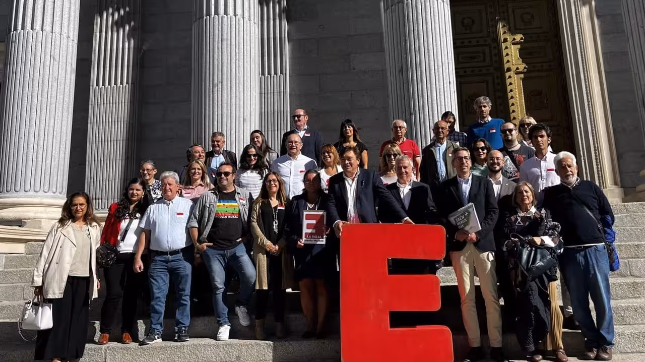 Integrantes de la Espa&ntilde;a vaciada ante el Congreso de los Diputados (Foto Teruel Existe)