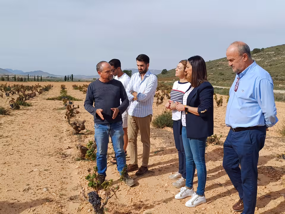 Sara Rubira visita la bodega Parajes del Valle (Foto CARM)