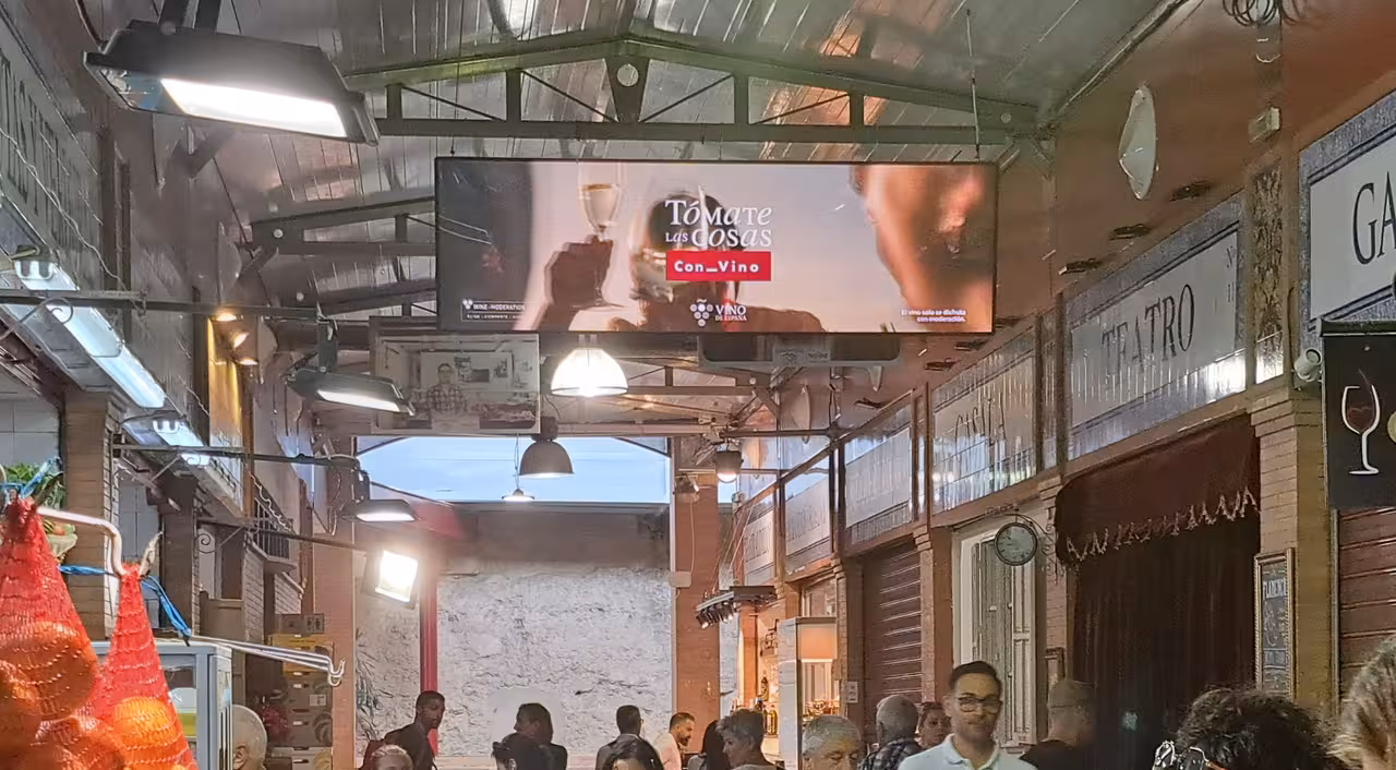 VINO_MERCADO-TRIANA (Foto Interprofesional del Vino de Espa&ntilde;a)