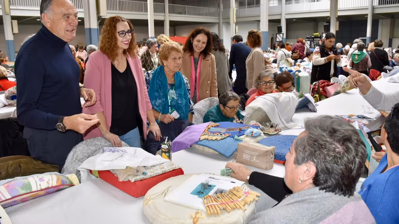 Sara Sim&oacute;n en una muestra de bolillos en Taranc&oacute;n (Foto Gobierno de Castilla-La Mancha)