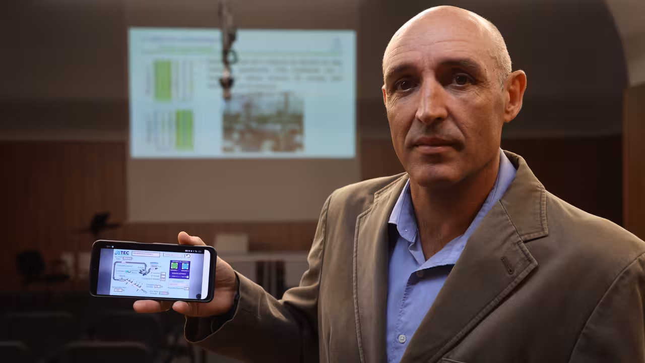 Francisco S&aacute;nchez Mill&aacute;n mostrando el software de control del sistema de riego inteligente (Foto UPCT)