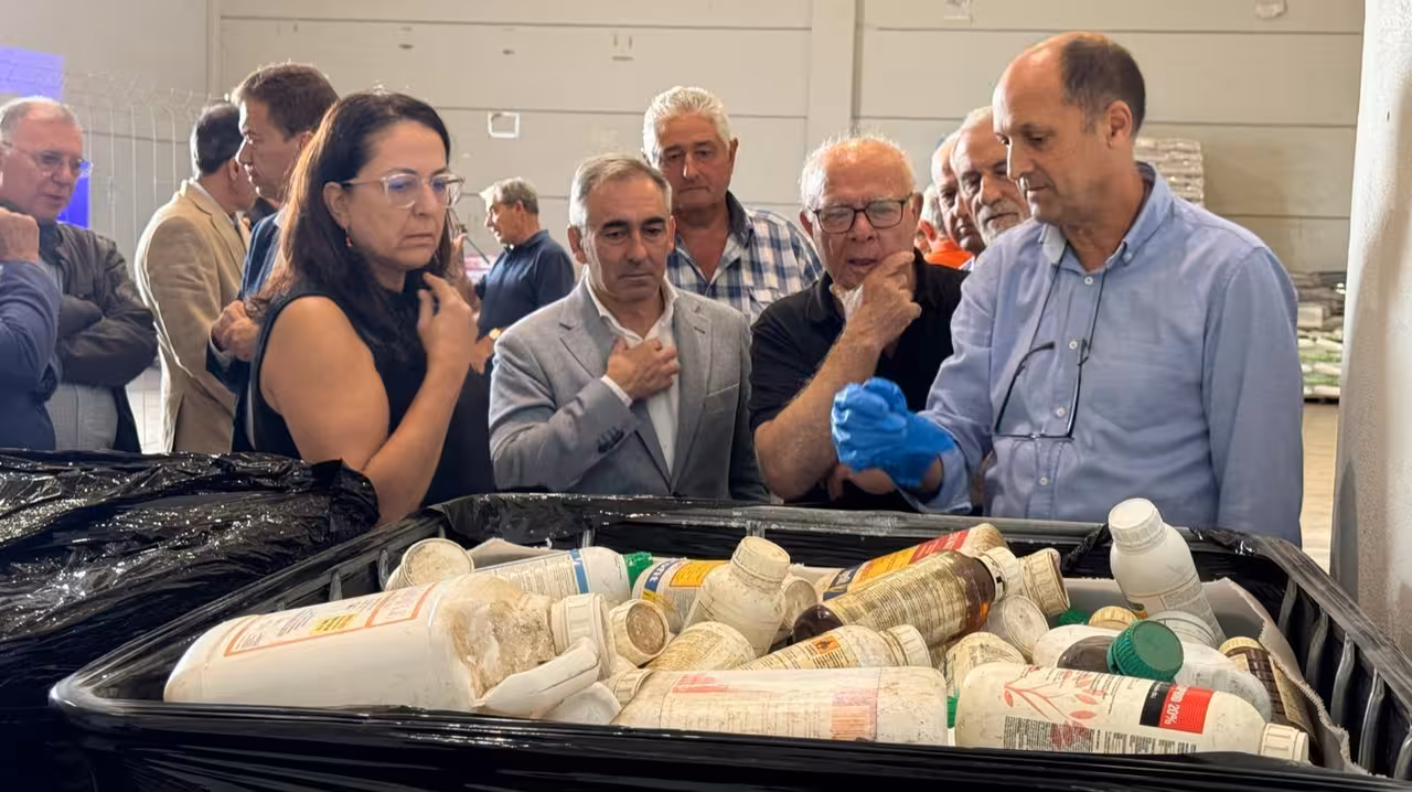 Retirada envases fitosanitarios cancelados (Foto Generalitat Valenciana)