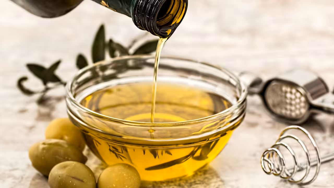 Cuenco de cristal con aceite de oliva (Foto MAPA)