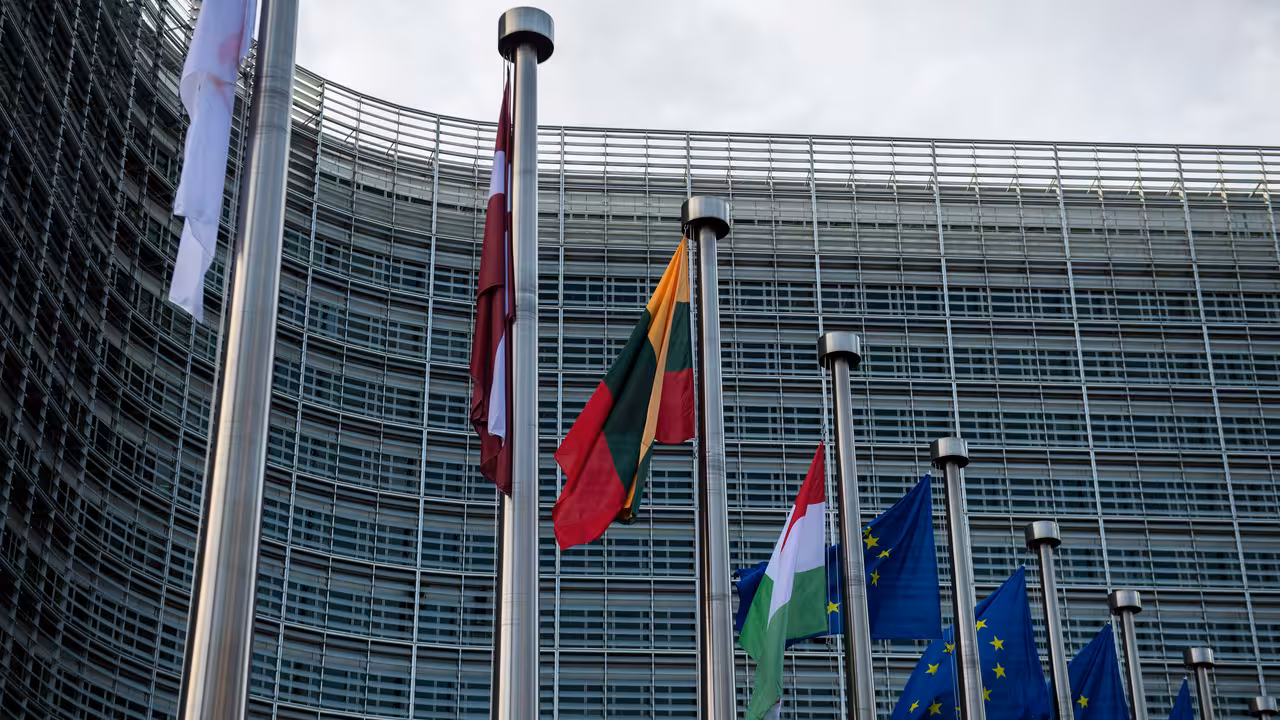 Banderas frente al edificio Berlaymont, en Bruselas (Foto &copy; Uni&oacute;n Europea, 2024, CC BY 4.0)