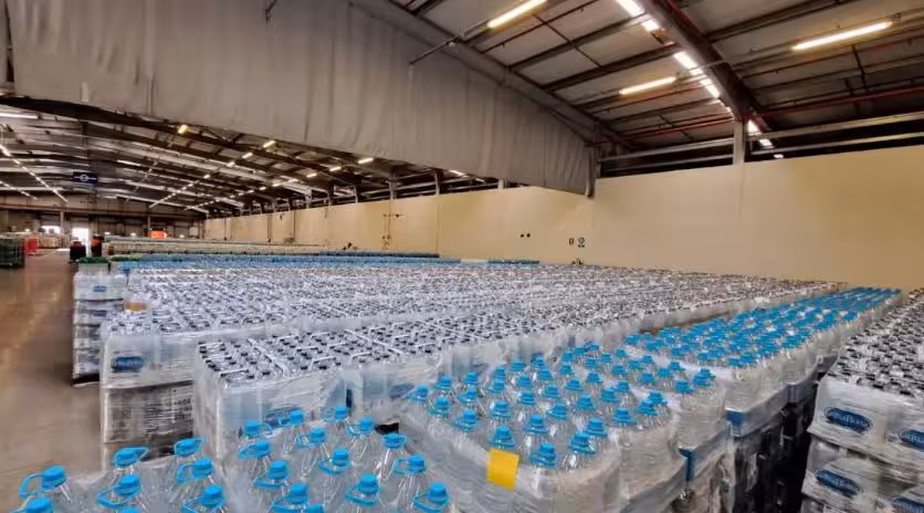 Almac&eacute;n con botellas y garrafas de agua (Foto Asucova)