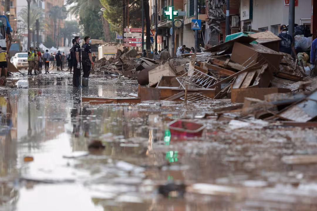 Efectivos de la Polic&iacute;a Local trabajan para despejar una calle de Paterna (Valencia), este martes. Una semana despu&eacute;s del paso de la dana. Foto EFE/ Manuel Bruque)
