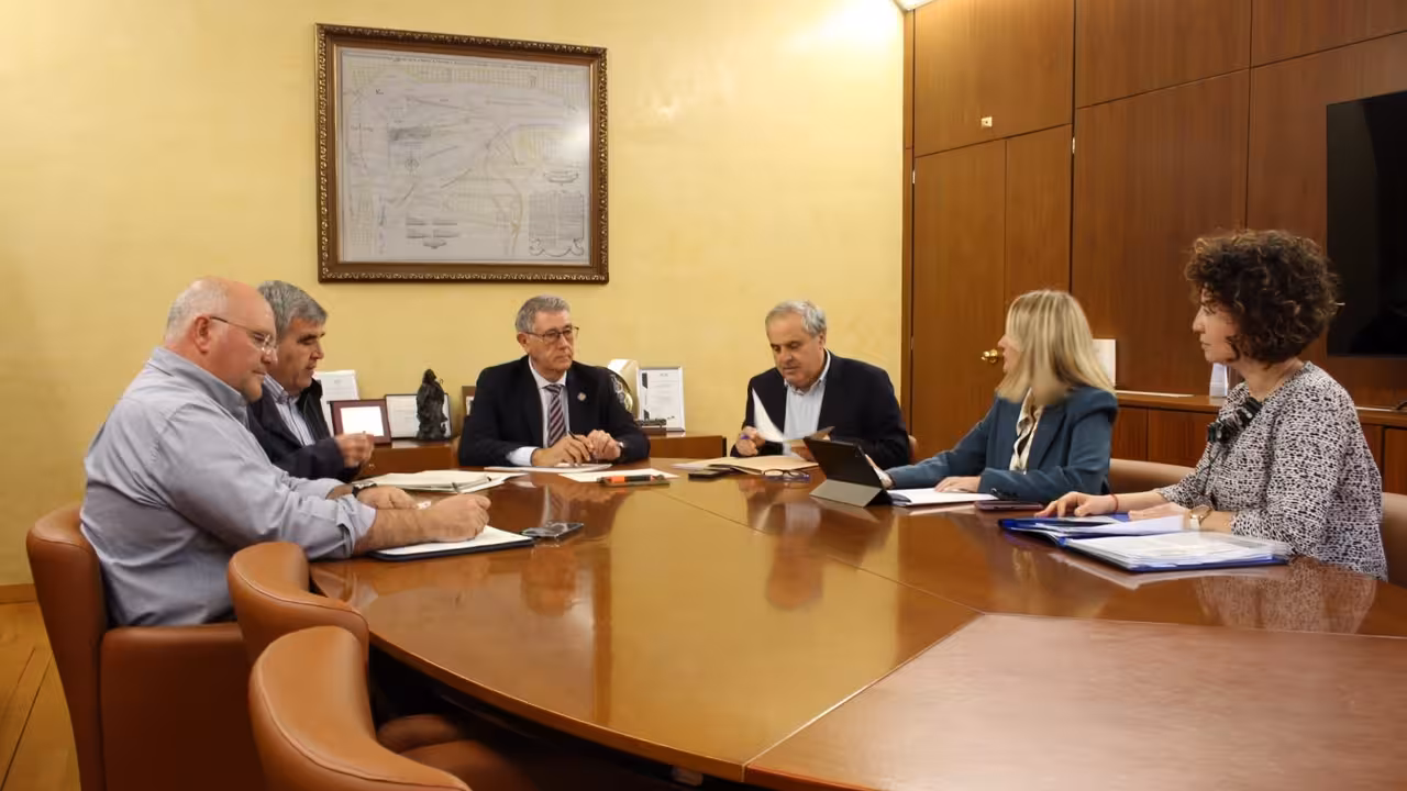 Urrea se re&uacute;ne con la delegada provincial de Albacete de Desarrollo Sostenible de la Junta de Castilla La Mancha, Llanos Valero (Foto CHS)