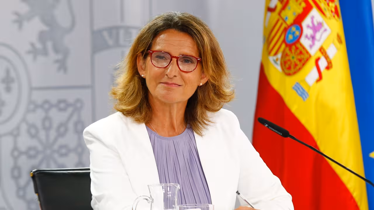 La vicepresidenta tercera y ministra para la Transici&oacute;n Ecol&oacute;gica y el Reto Demogr&aacute;fico, Teresa Ribera, en la rueda de prensa posterior al Consejo de Ministros. | Pool Moncloa / Carlos Herrero. La Moncloa.