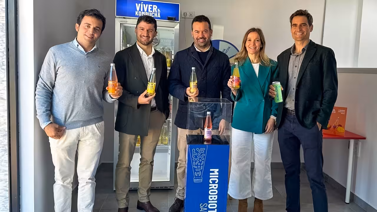 De izquierda a derecha: Fernando Mart&iacute;n (Co-CEO V&iacute;ver Kombucha), Ra&uacute;l de Frutos (Co-CEO V&iacute;ver Kombucha), Pedro de Frutos (Director Comercial V&iacute;ver Kombucha), Mar&iacute;a Garc&iacute;a (Directora de AMC Ideas) y Alberto Hern&aacute;ndez (Director de Innovaci&oacute;n AMC Ideas)