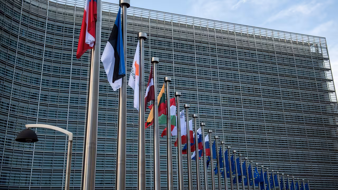 Raising of the flags of the 10 Member States on the occasion of the anniversary of the 2004 enlargement (Foto Lukasz Kobus &copy; Uni&oacute;n Europea, 2024, CC BY 4.0)