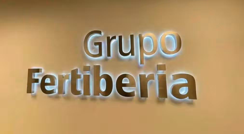 Logo iluminado del Grupo Fertiberia (Foto Grupo Fertiberia)