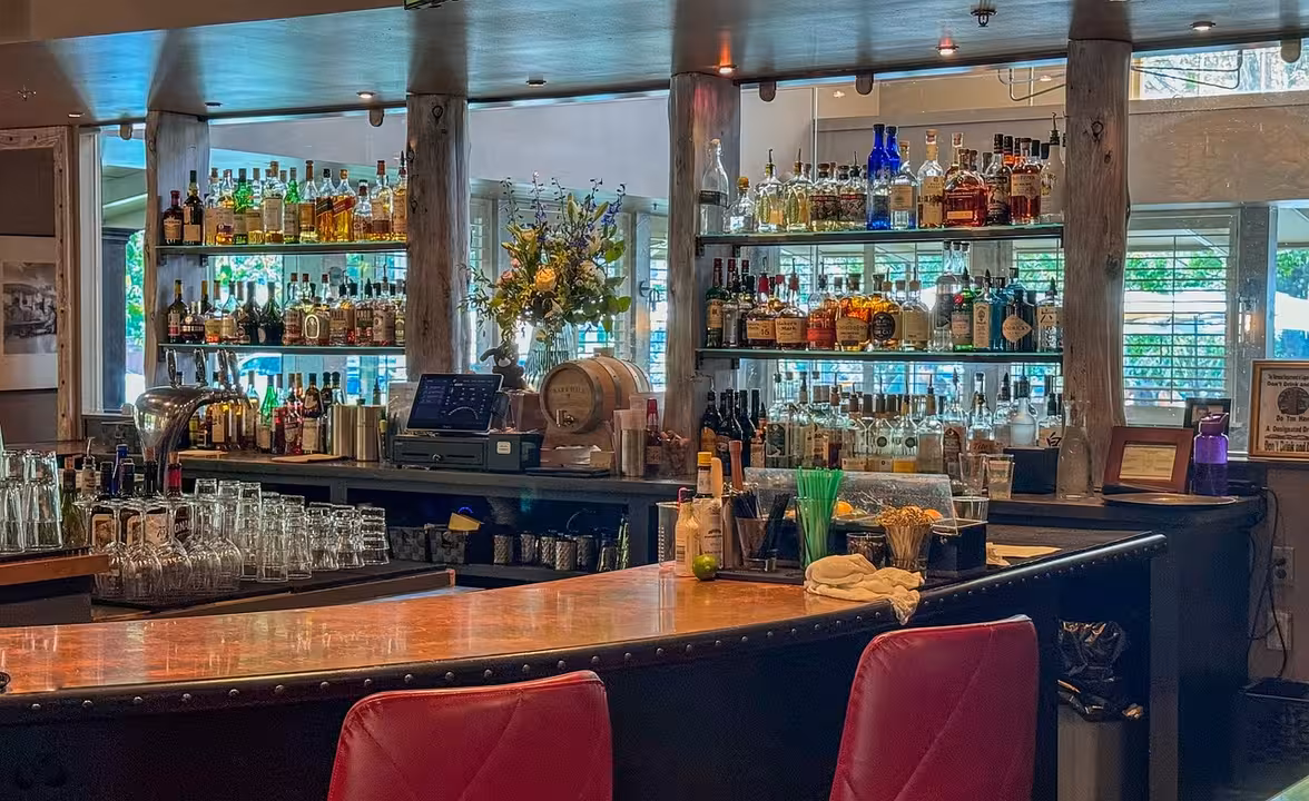 Mostrador de bebidas de un bar (Foto de Michelle Raponi en Pixabay)