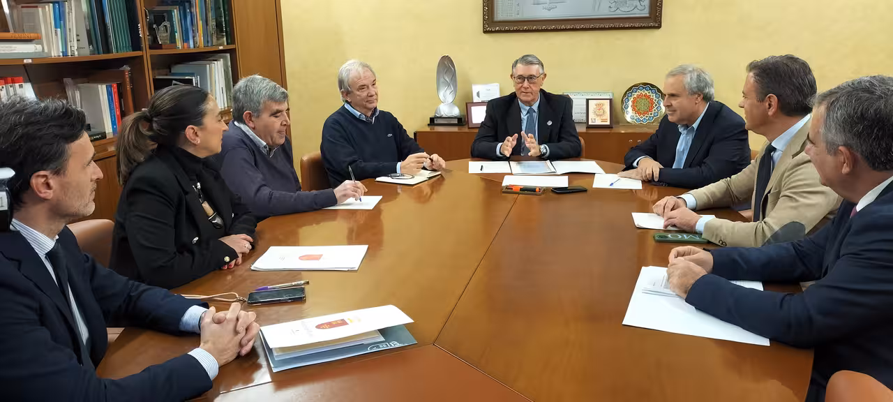 Reuni&oacute;n Urrea y cuatro consejeros del Gobierno murciano (Foto CHS)