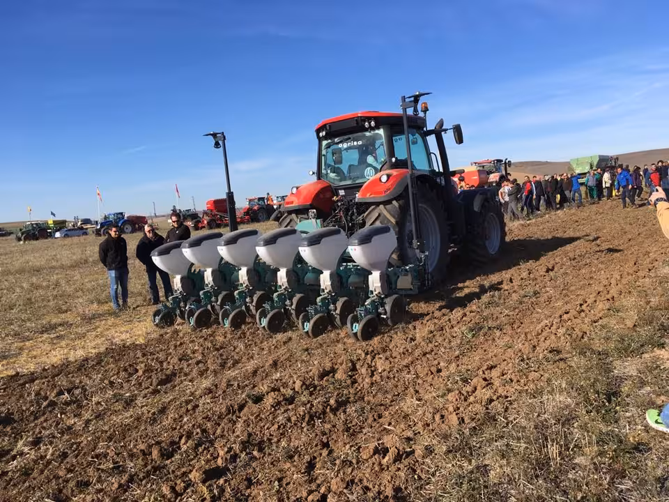 Demostraci&oacute;n de maquinaria agr&iacute;cola tractor arador (Foto MAPA)