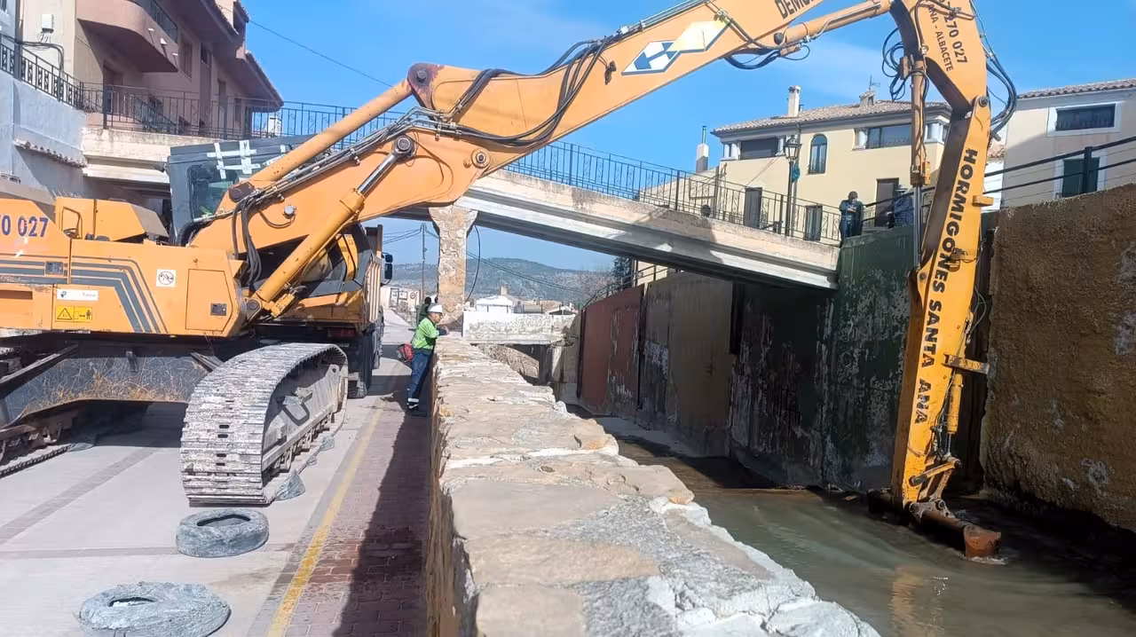 Trabajos de emergencia para reparar da&ntilde;os de la DANA en Letur (Foto CHS)