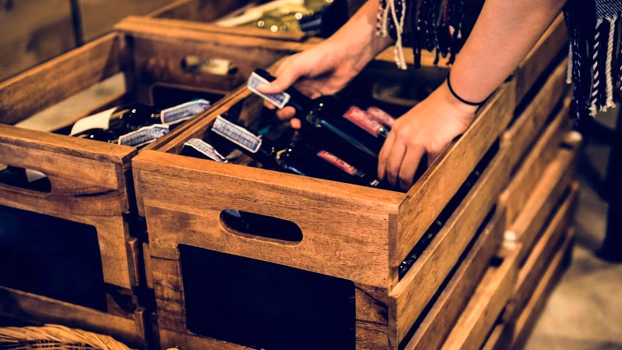 Caja de botellas de vino en una bodega (Foto FEV)