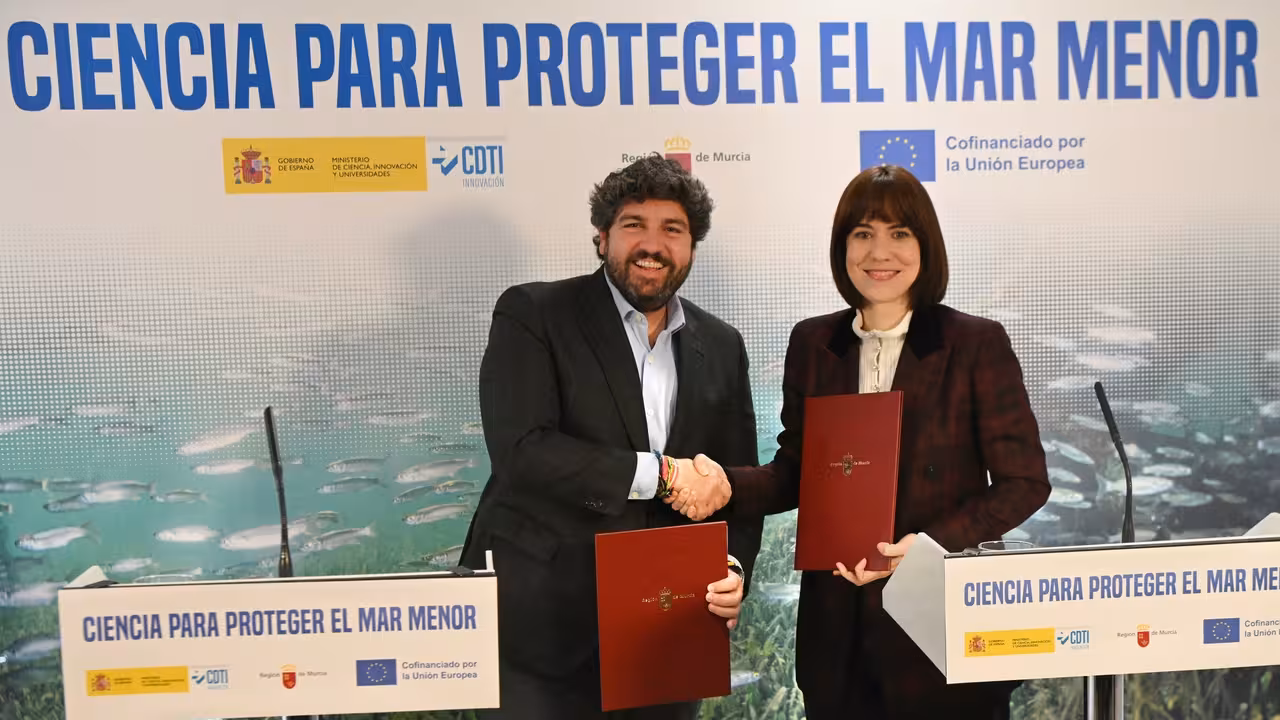 L&oacute;pez Miras y Morant durante la firma del proyecto 'Recupera' relativo al Mar Menor (Foto CARM)