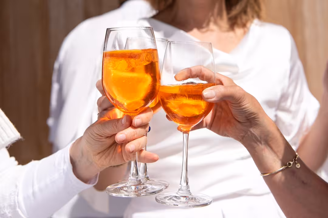 Brindis con bebidas (Imagen de Penny en Pixabay)