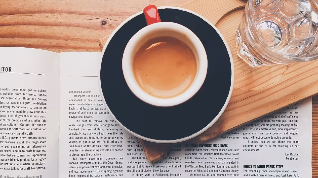 Caf&eacute; y peri&oacute;dico (Imagen de Pexels en Pixabay)