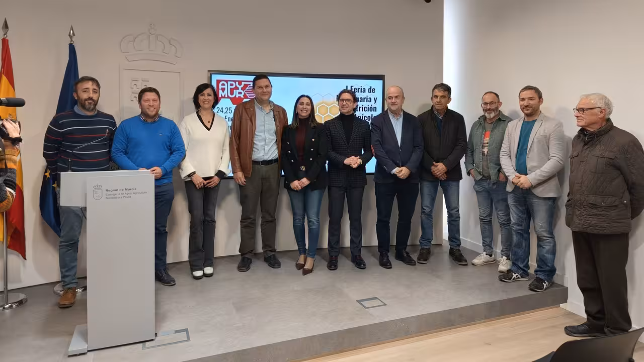 Rubira junto a los organizadores de la Feria de Maquinaria y Nutrici&oacute;n Ap&iacute;cola en la presentaci&oacute;n de la misma (Foto CARM)