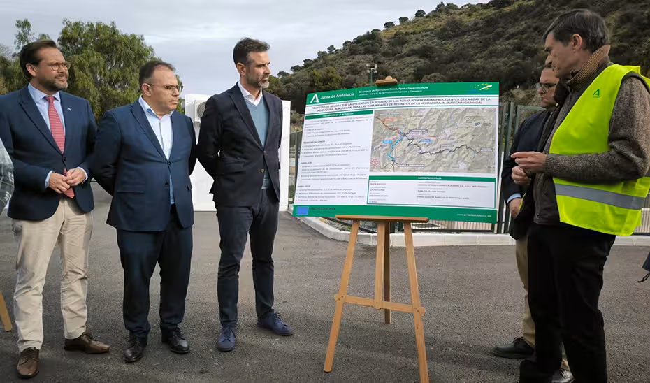 Fern&aacute;ndez-Pacheco en la obra en la EDAR de La Herradura, en Granada (Foto Junta de Andaluc&iacute;a)
