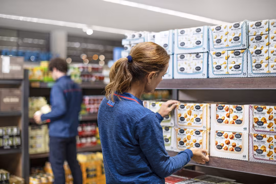 Trabajadores reponiendo en un supermercado (Foto Aldi_Asedas)