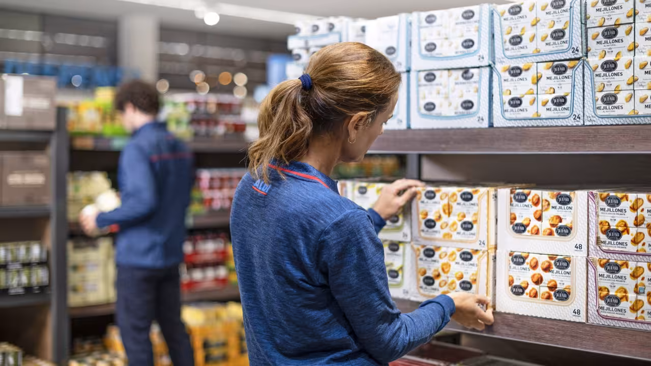 Trabajadores reponiendo en un supermercado (Foto Aldi_Asedas)