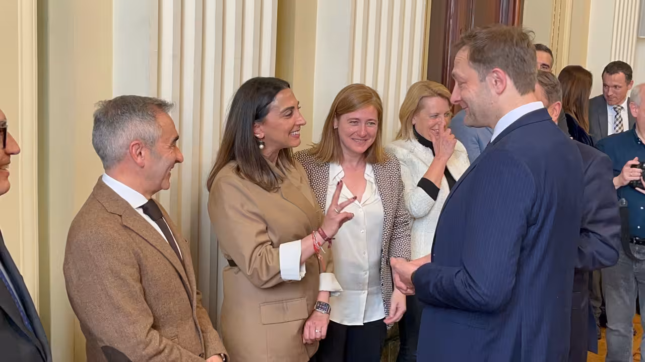 Sara Rubira con el comisario europeo de Agricultura y Alimentaci&oacute;n de la Uni&oacute;n Europea, Christophe Hansen en el encuentro que se ha celebrado en el Ministerio de Agricultura (Foto CARM)