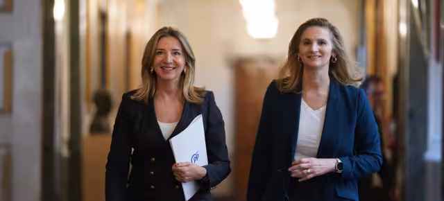 Alicia Garc&iacute;a y Paloma Mart&iacute;n en el Senado (Foto PP)