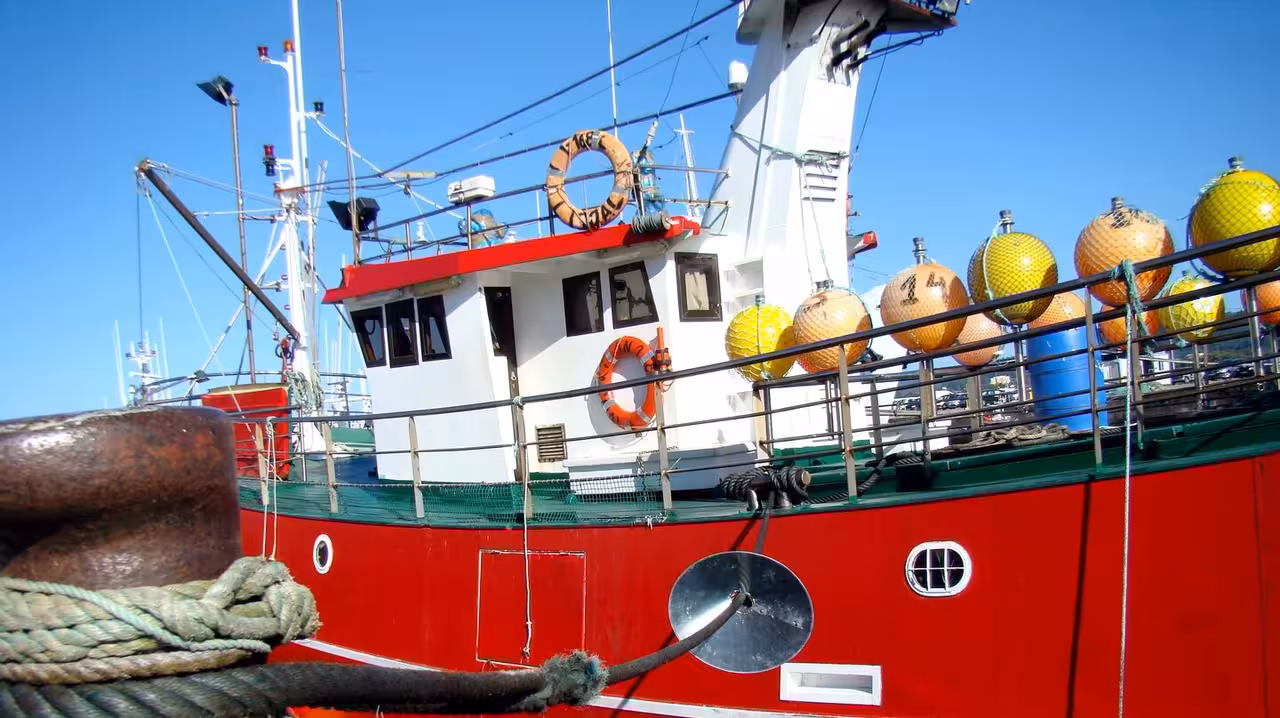 Barco amarrado en un muelle (Foto MAPA)