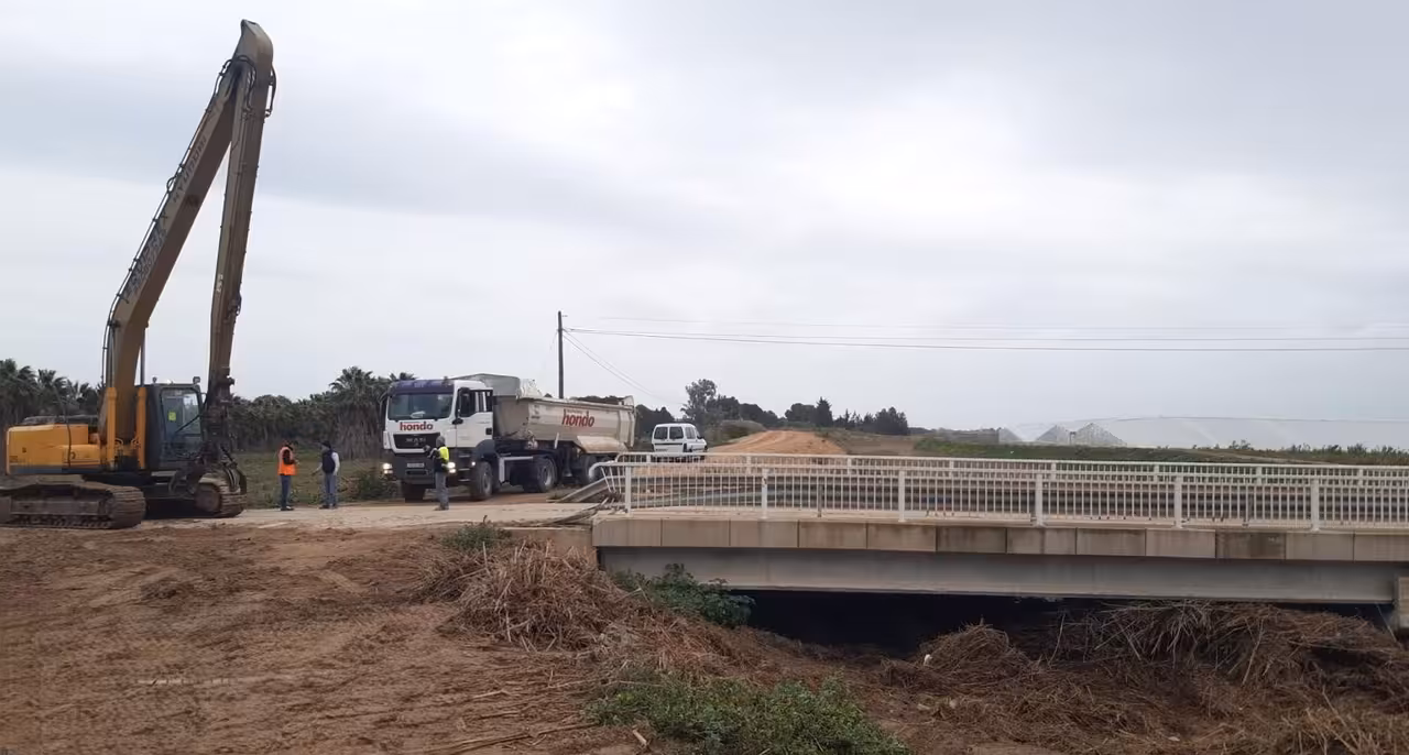 Desbroce de arrastres por la lluvia (Foto CHS)