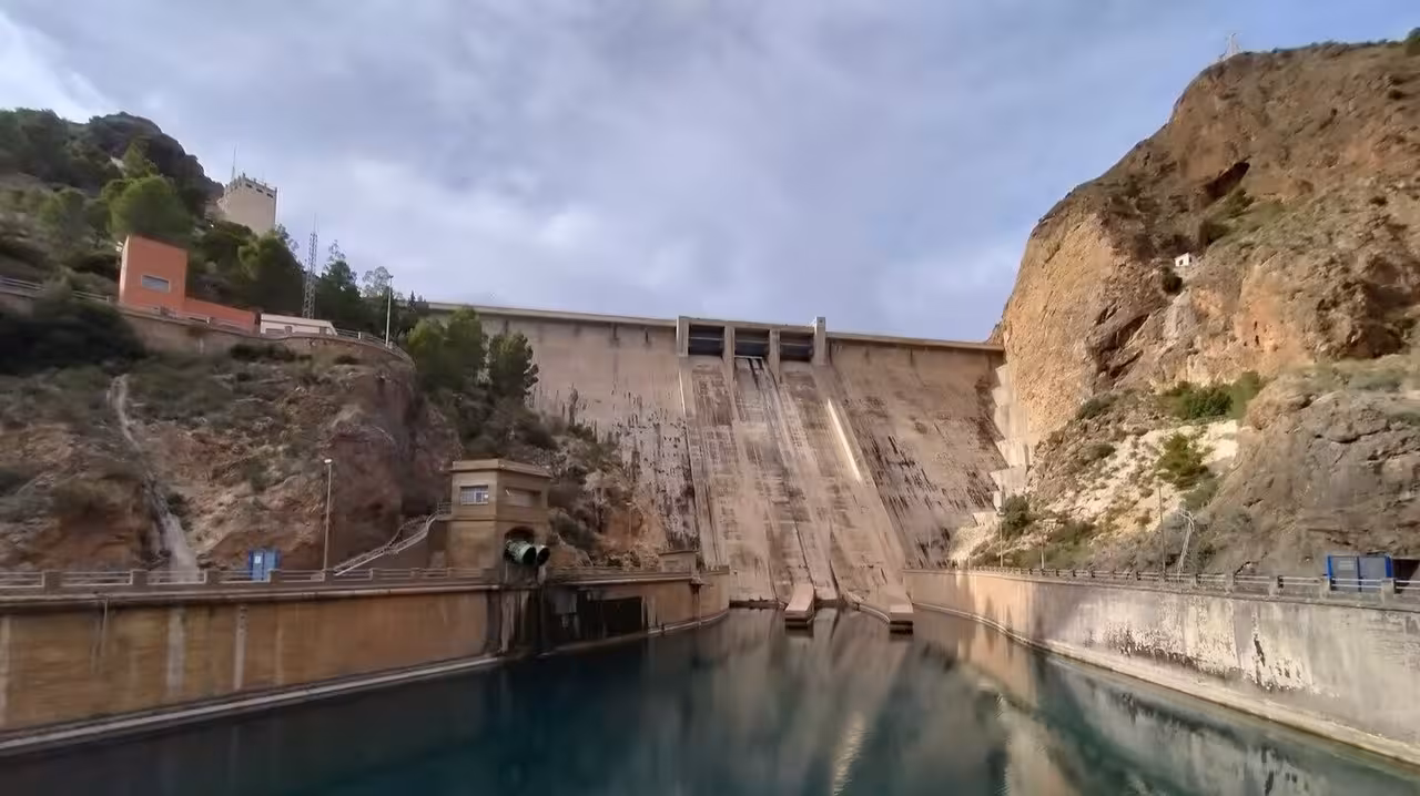 Desag&uuml;e de la presa del Cenajo (Foto CHS)