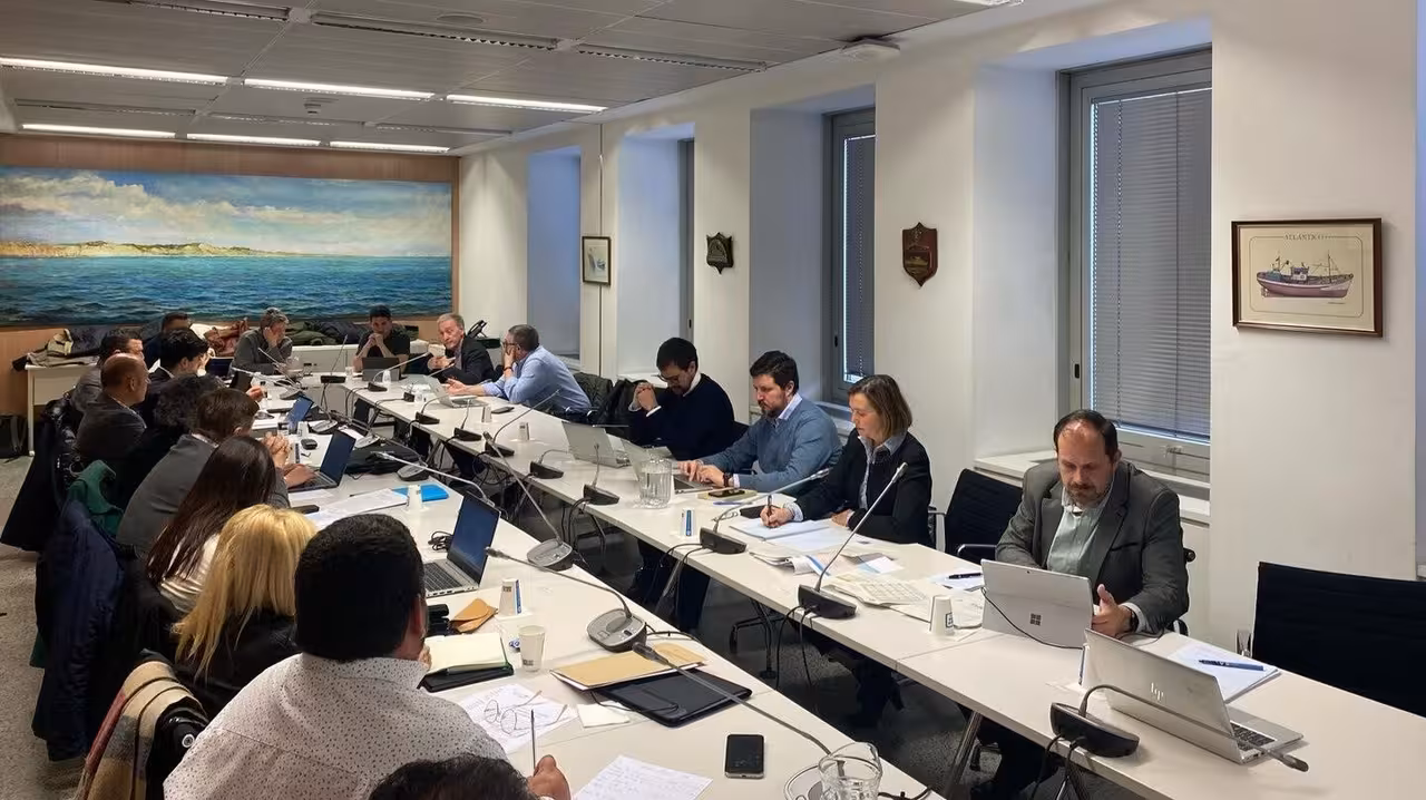Artime en la reuni&oacute;n con el sector del cerco del Cant&aacute;brico noroeste (Foto MAPA)