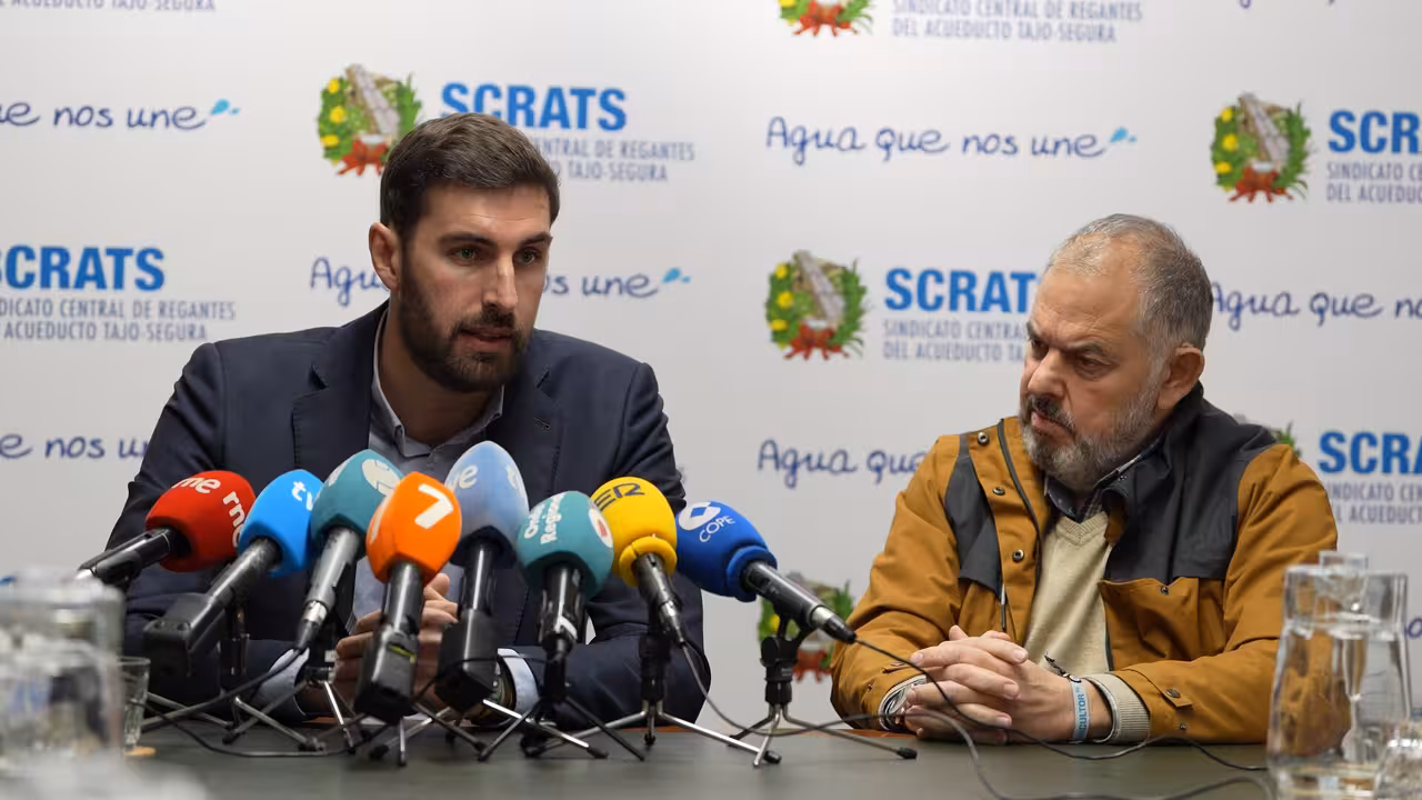Comparecencia tras la reuni&oacute;n de Antelo y Jim&eacute;nez (Foto Daniel Sabiote/Vox)